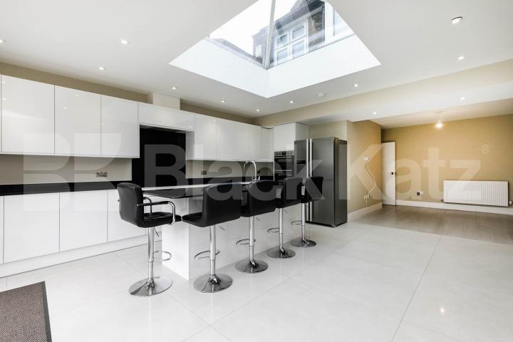 Stunning 5-Bedroom Family Home to Let in Southgate Osidge Lane, Southgate 
